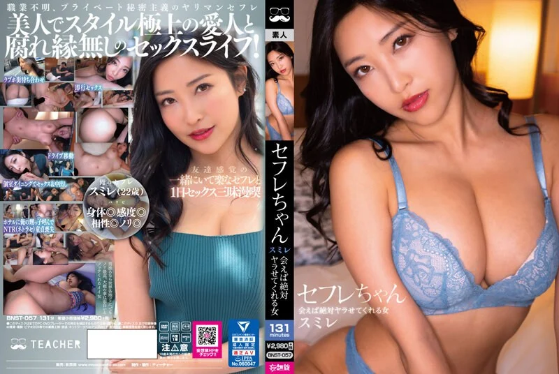 绝对精彩！极品尤物！双马尾无毛美穴，制服短裙高跟鞋，翘起屁股尿尿，水晶假屌深插小骚逼